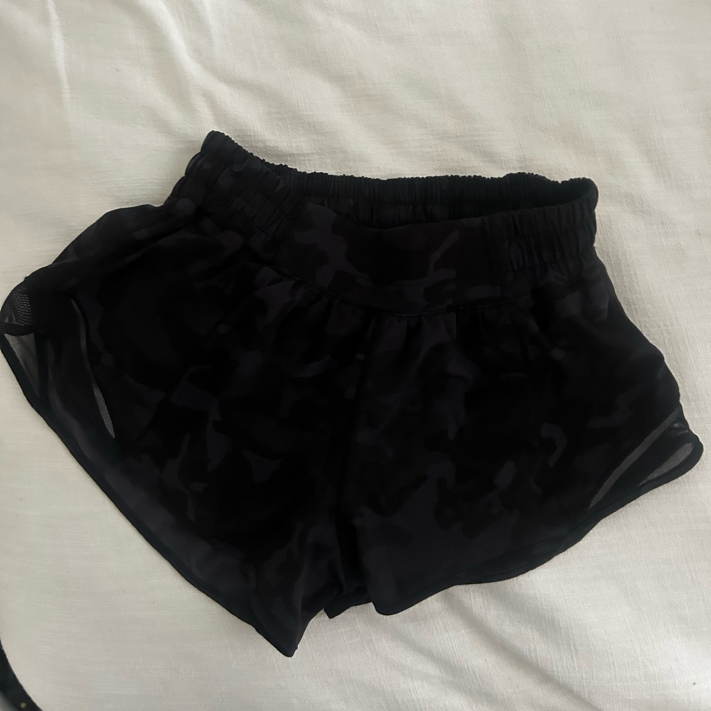 lululemon athletica Black Camo hotty hot shorts 2.5 inch